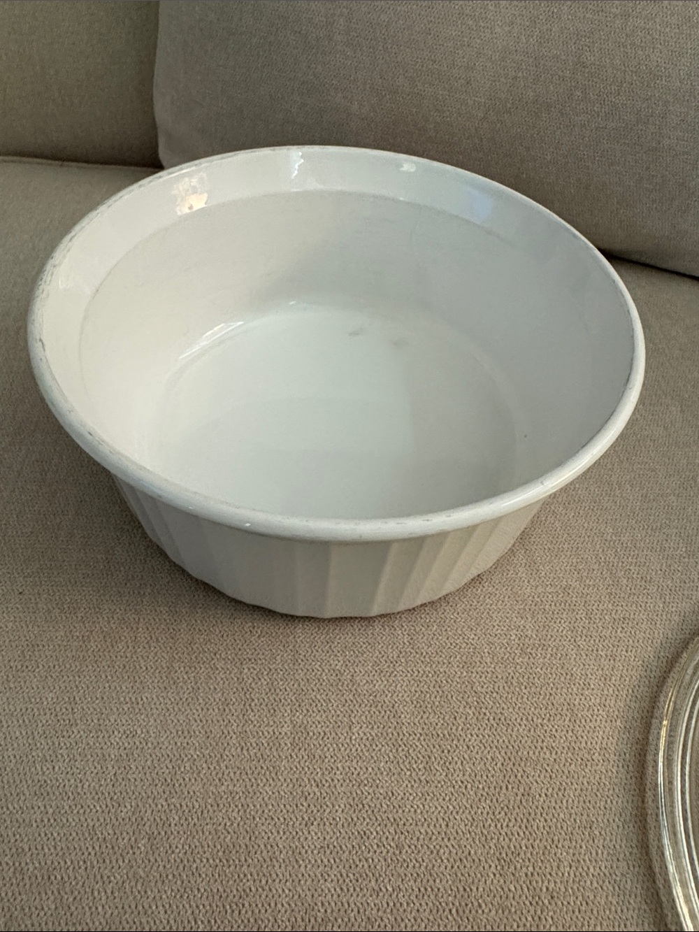 Corning Ware 1.6 Liter French White Round Dish with Lid - Picture 2 of 5